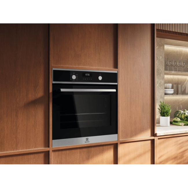 Electrolux 500 SurroundCook Pyrolytic Built-in Single Oven - Black | EOM6P46X - Image 6
