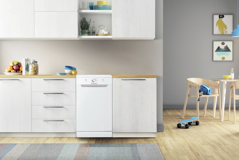 Indesit 45cm Slimline Dishwasher - White | DF9E1B10UK - Image 3 Indesit 45cm Slimline Dishwasher - White | DF9E1B10UK - Image 3