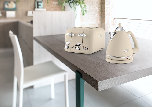 DeLonghi Argento Flora Cream Kettle KBX3016BG - Image 4