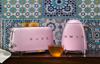 Smeg 50's Retro Kettle & 4 Slice Toaster Set - Pink | KLF03PKUK + TSF03PKUK - Image 2 Smeg 50's Retro Kettle & 4 Slice Toaster Set - Pink | KLF03PKUK + TSF03PKUK - Image 2