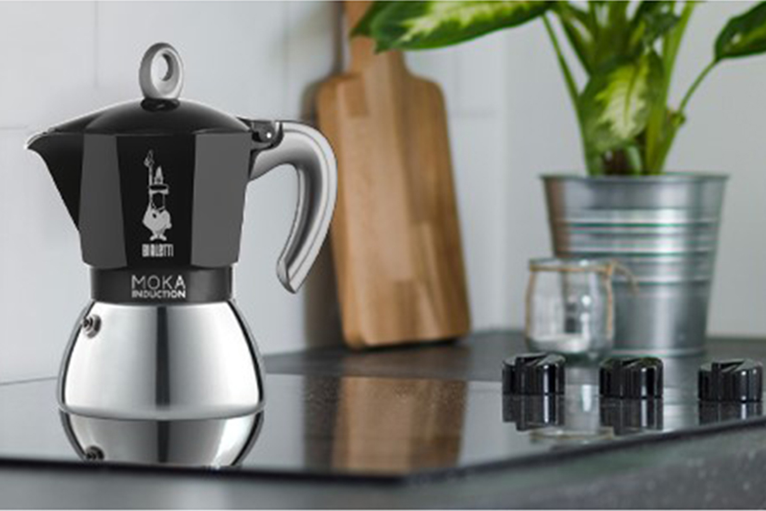 Bialetti  Moka Induction 4 Cup - Espresso Coffee Maker - Aluminium/Steel - Black | 6934 - Image 2 Bialetti  Moka Induction 4 Cup - Espresso Coffee Maker - Aluminium/Steel - Black | 6934 - Image 2