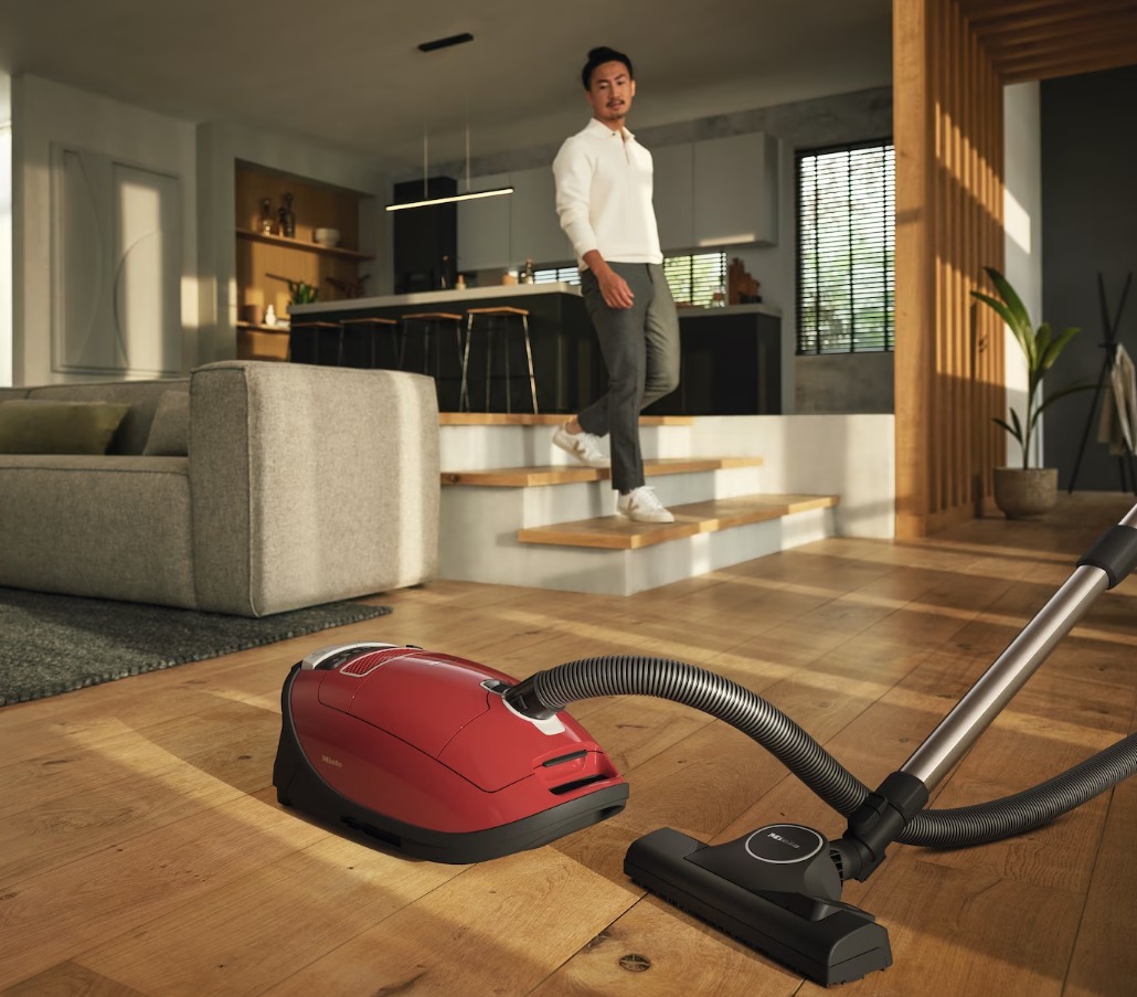 Miele Complete C3 PowerLine 890W Bagged Vacuum Cleaner - Red | 12031840 - Image 4