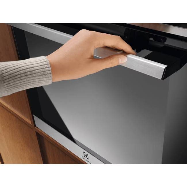 Electrolux 500 SurroundCook Pyrolytic Built-in Single Oven - Black | EOM6P46X - Image 2