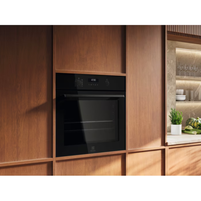 Electrolux 500 SurroundCook Pyrolytic Built-in Single Oven - Black | EOM6P46K - Image 6