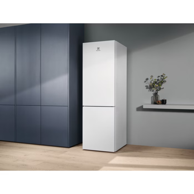 Electrolux 600 TwinTech® No Frost Fridge Freezer - White | LNT5ME32W1 - Image 4