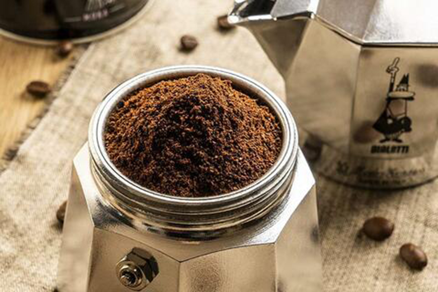 Bialetti  Moka Express 6 Cup - Espresso Coffee Maker – Silver | ME6 - Image 7 Bialetti  Moka Express 6 Cup - Espresso Coffee Maker – Silver | ME6 - Image 7