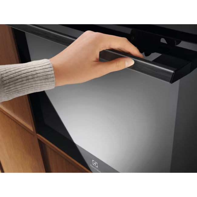 Electrolux 500 SurroundCook Pyrolytic Built-in Single Oven - Black | EOM6P46K - Image 4