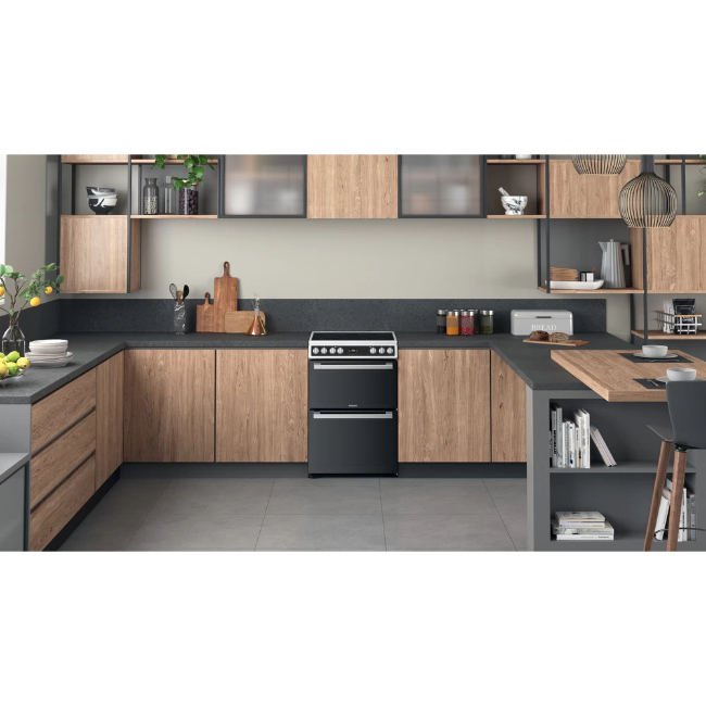 Hotpoint 60cm Tilted Cooker with Ceramic Hob in White | HDT67V9H2CW/UK - Image 3 Hotpoint 60cm Tilted Cooker with Ceramic Hob in White | HDT67V9H2CW/UK - Image 3